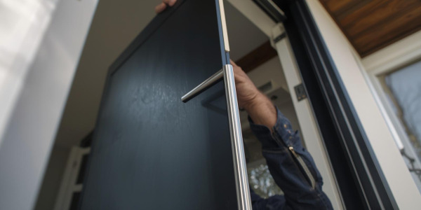 Kiedy zamontować drzwi zewnętrzne w domu?